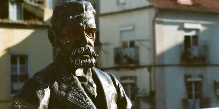 Machado de Assis fez reflexão sobre novos começos: “Esquecer é uma necessidade. A vida é uma lousa, em que o destino, para escrever um novo caso, precisa de apagar o caso escrito.”