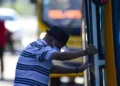 Idoso decidiu aproveitar seu direito de viajar de ônibus gratuitamente, mas foi barrado pelo motorista por ainda não ter emitido um documento indispensável