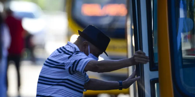 Idoso decidiu aproveitar seu direito de viajar de ônibus gratuitamente, mas foi barrado pelo motorista por ainda não ter emitido um documento indispensável