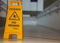 Mulher entra em loja de shopping, quebra o braço ao escorregar no piso molhado sem sinalização e aproveita direito previsto no CDC para exigir indenização