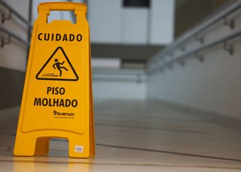 Mulher entra em loja de shopping, quebra o braço ao escorregar no piso molhado sem sinalização e aproveita direito previsto no CDC para exigir indenização