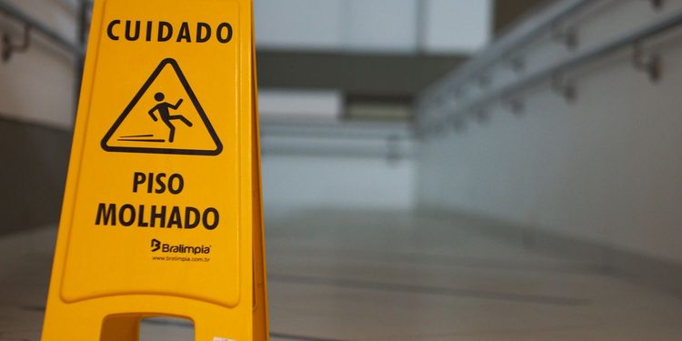 Mulher entra em loja de shopping, quebra o braço ao escorregar no piso molhado sem sinalização e aproveita direito previsto no CDC para exigir indenização