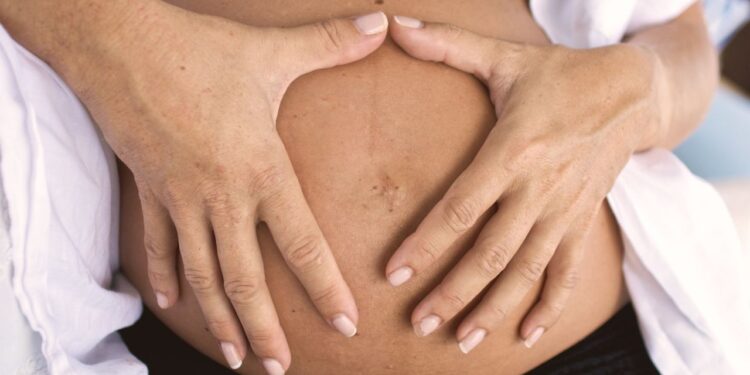 Gestantes podem receber benefício antes mesmo do bebê nascer e sem depender do INSS