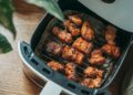 Família de 4 pessoas decide trocar o forno elétrico pela air fryer para preparar alimentos e leva um susto ao ver a diferença na conta de luz do mês seguinte