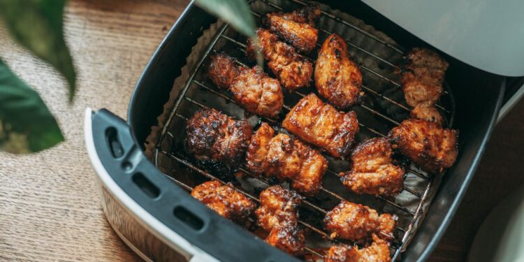 Família de 4 pessoas decide trocar o forno elétrico pela air fryer para preparar alimentos e leva um susto ao ver a diferença na conta de luz do mês seguinte