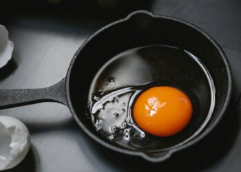 Dona Zilda passou 72 anos retirando a pelinha branca do ovo por achar que era sujeira até uma nutricionista explicar para o que realmente serve