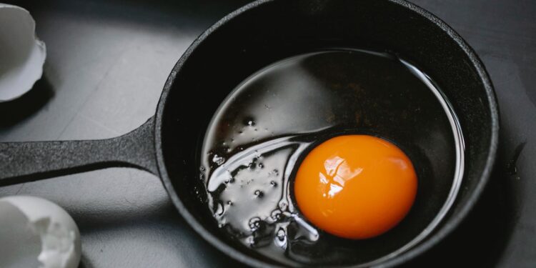 Dona Zilda passou 72 anos retirando a pelinha branca do ovo por achar que era sujeira até uma nutricionista explicar para o que realmente serve