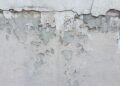Aposentada cobre uma rachadura na parede com tinta e percebe que agora terá que pagar R$ 5.000 para o pedreiro consertar