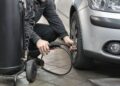 Motorista coloca 30 libras nos pneus da camionete porque viu o número na borracha e percebe desgaste irregular nas bordas