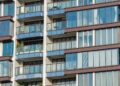 Moradora gasta R$ 8 mil para fechar a sacada do apartamento, mas síndico avisa logo depois que ela terá de retirar tudo
