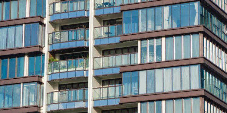 Moradora gasta R$ 8 mil para fechar a sacada do apartamento, mas síndico avisa logo depois que ela terá de retirar tudo