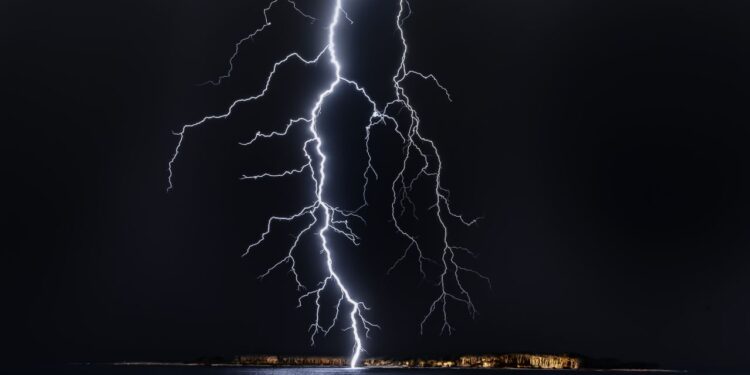 Aparelho eletrônico que ninguém desliga durante uma tempestade pode gerar danos graves