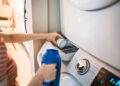 Mulher aumenta a quantidade de sabão para deixar as peças mais limpas, mas as toalhas ficam ásperas e as roupas escuras aparecem manchadas, até descobrir que o excesso de produto está prejudicando a lavagem