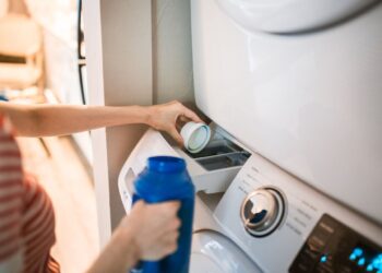 Mulher aumenta a quantidade de sabão para deixar as peças mais limpas, mas as toalhas ficam ásperas e as roupas escuras aparecem manchadas, até descobrir que o excesso de produto está prejudicando a lavagem