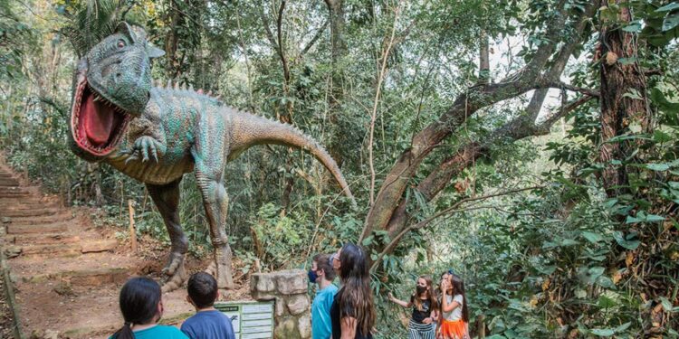 A 20 minutos de Sorocaba, parque com dinossauros gigantes tem tirolesa, arvorismo e atrações para a família inteira