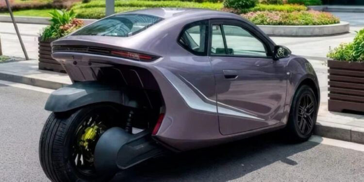 Novo triciclo elétrico para duas pessoas aguenta até 240 km por carga e custa R$ 22 mil