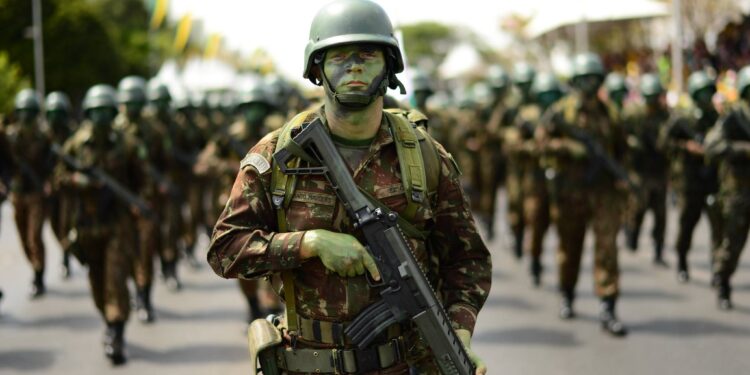 Enquanto Brasil é a maior potência militar da América do Sul, segundo colocado investe R$ 1,5 bilhão em 24 caças F-16